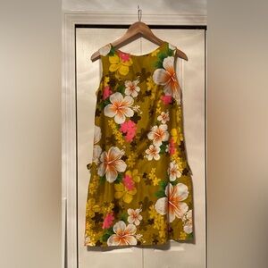 Vintage Royal Hawaiian dress, size 8. Beautiful colors! Love the pinks!